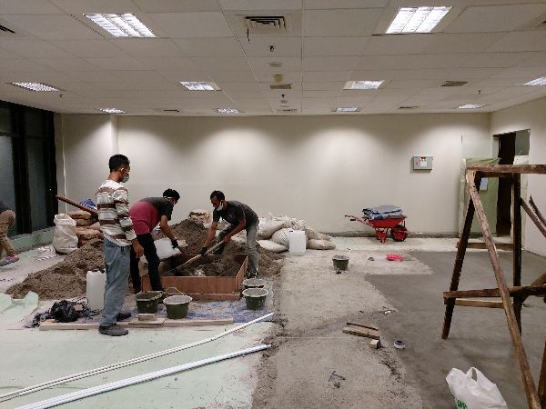 Screed lantai proyek renovasi kantor di Alamanda Tower