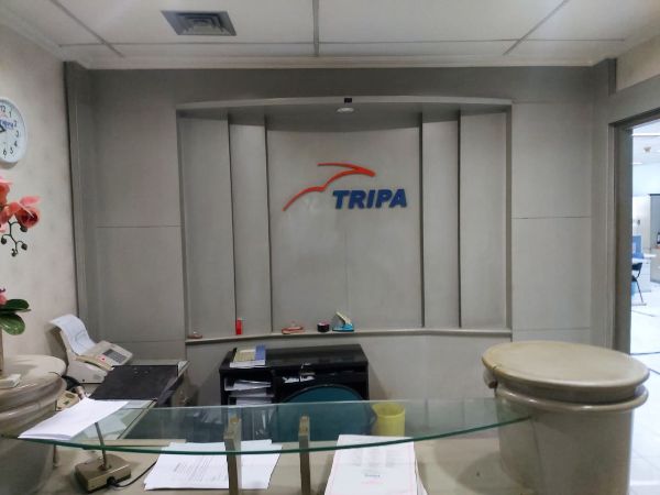 Kondisi backwall dan logo sebelum perbaikan