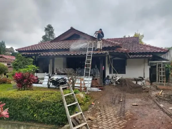 Pengerjaan proyek renovasi bangunan oleh tim kontraktor Intinusa Bangun Persada