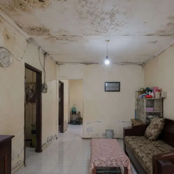 Renovasi rumah lama di Tangerang akibat kerusakan bangunan yang mulai menua