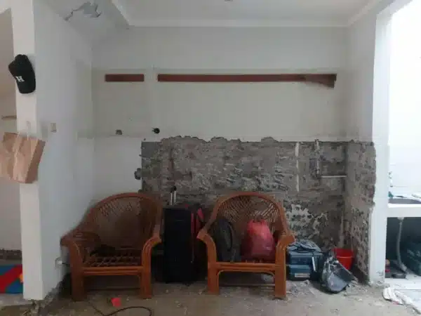 Dapur rumah townhouse sebelum renovasi di Emerald Bintaro.