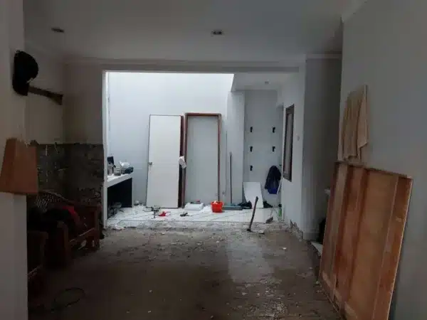 Ruang keluarga rumah di Emerald Bintaro sebelum renovasi.