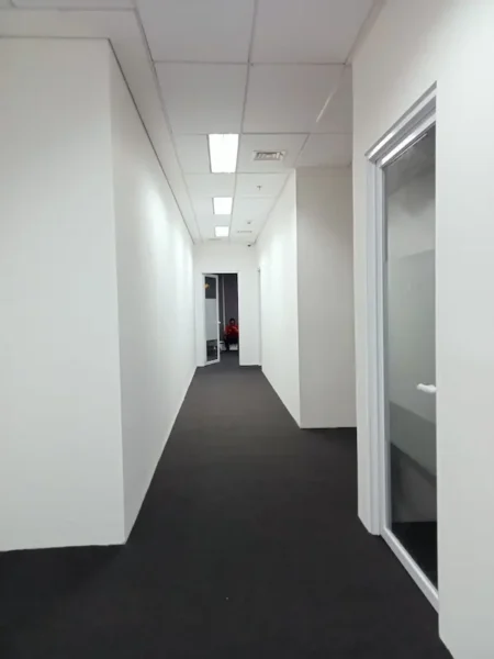 Koridor kantor setelah pemasangan carpet tile di Trembesi Office Tower.