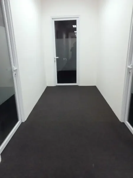 Partisi gypsum yang terpasang rapi setelah renovasi kantor di BSD.
