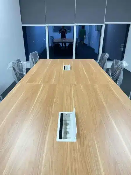 Ruang kantor dengan roller blind setelah renovasi kantor di Trembesi Office Tower BSD