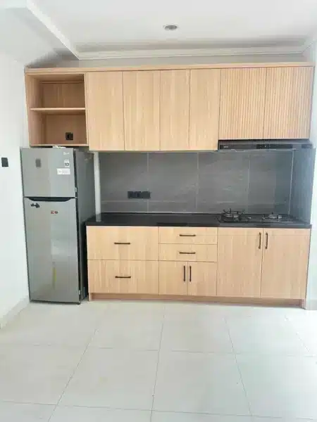 Dapur rumah setelah renovasi di Townhouse Emerald Bintaro.