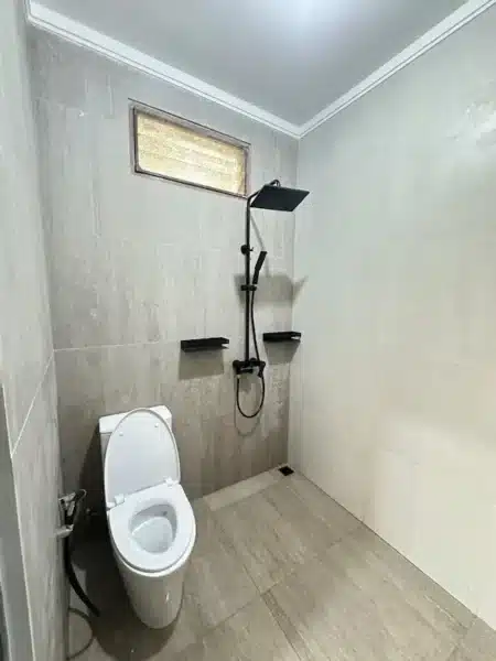 Kamar mandi setelah renovasi rumah di Emerald Bintaro.