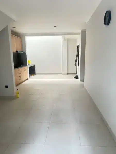 Ruang keluarga setelah renovasi rumah di Emerald Bintaro.