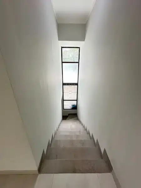 Tangga rumah setelah renovasi di Townhouse Emerald Bintaro.
