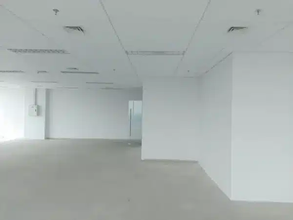 Ruang kantor di Trembesi Office Tower BSD Tangerang Selatan sebelum renovasi.